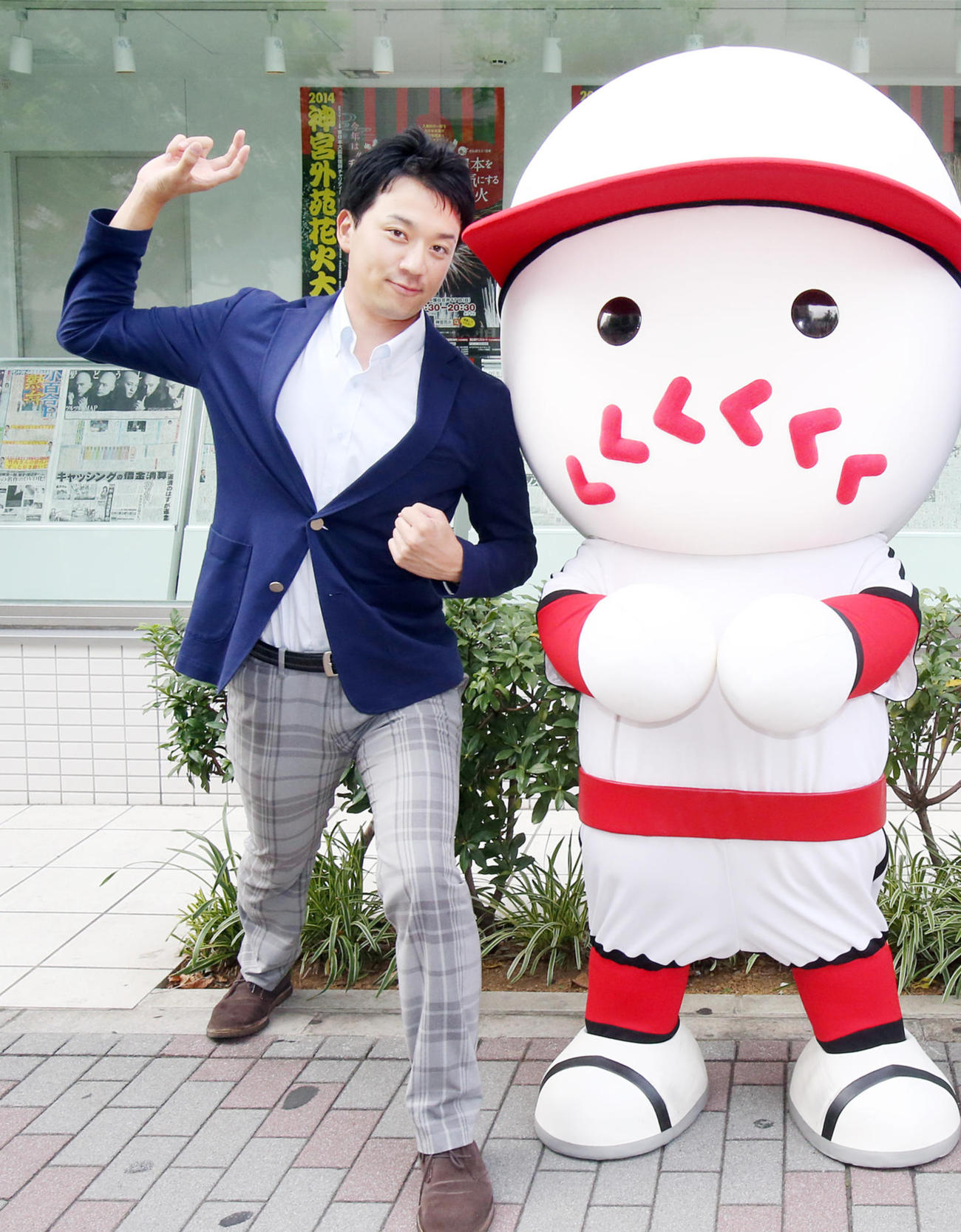 「熱闘甲子園」PRで投球ポーズをする三上大樹アナウンサー（左）（14年7月撮影）