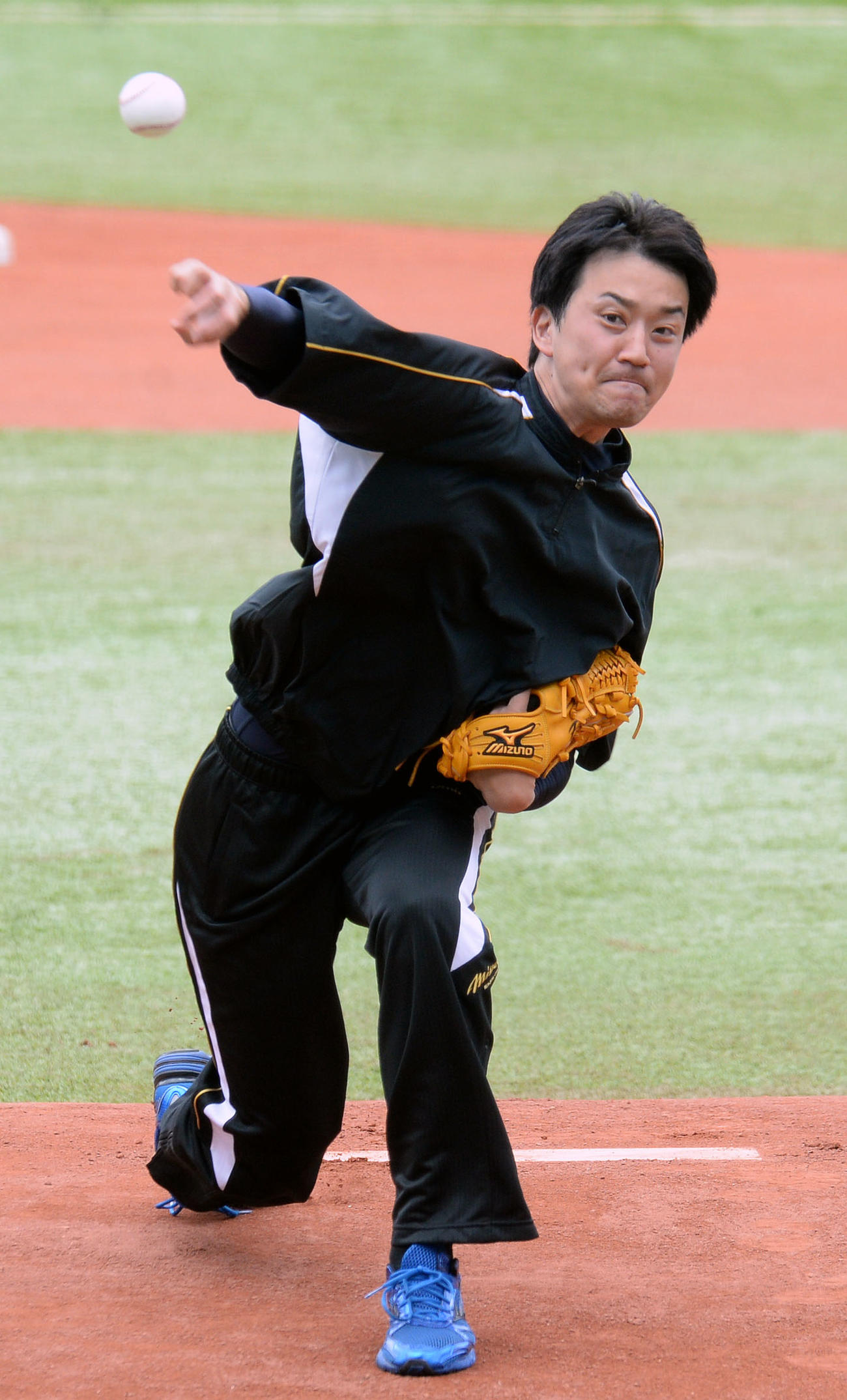 ロッテ対オリックス　試合前にテレビ局対抗のスピードガンコンテストに登場したテレビ朝日の三上大樹アナウンサー（14年6月撮影）