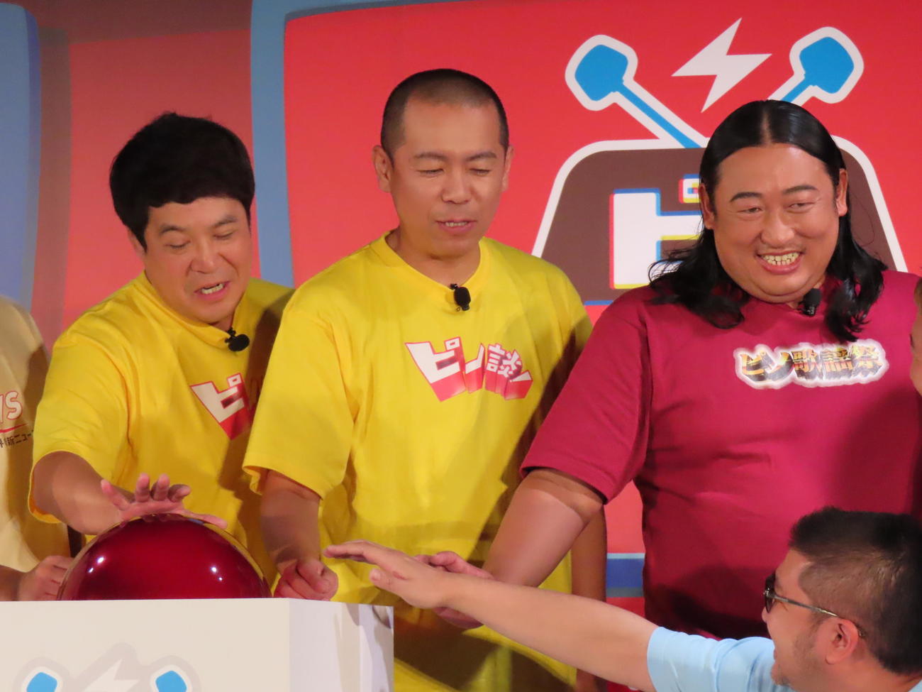 「ピノTV」開局イベントに出席したタカアンドトシ。右はロバート秋山竜次