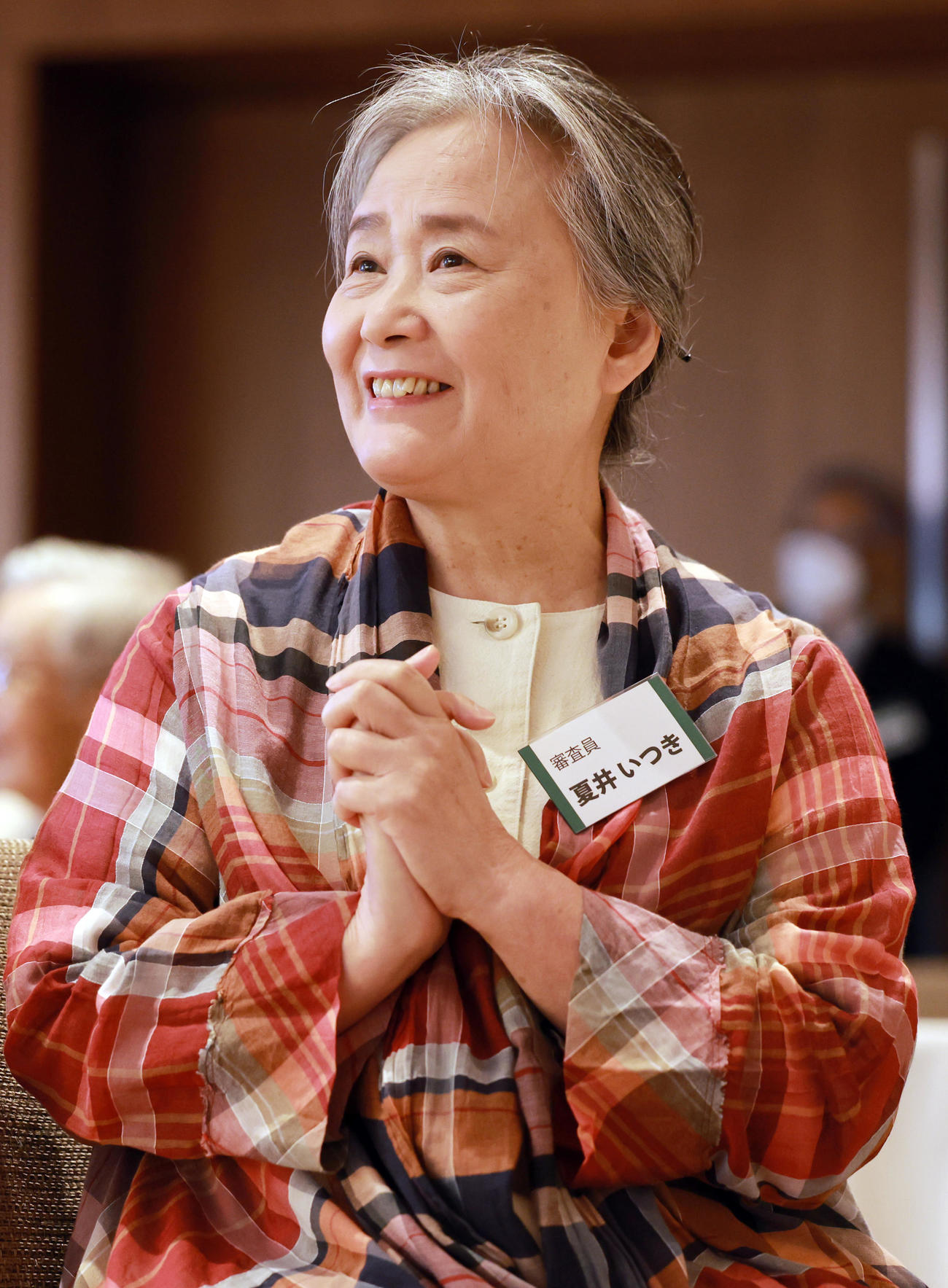 「伊藤園お～い「伊藤園お～いお茶新俳句大賞」表彰式で、受賞者に拍手を送る審査員の夏井いつき氏（撮影・野上伸悟）