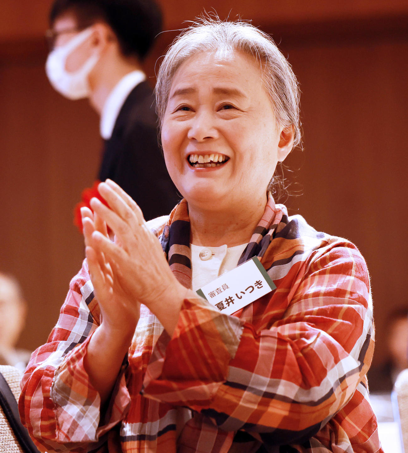 「伊藤園お～い「伊藤園お～いお茶新俳句大賞」表彰式で、受賞者に拍手を送る審査員の夏井いつき氏（撮影・野上伸悟）