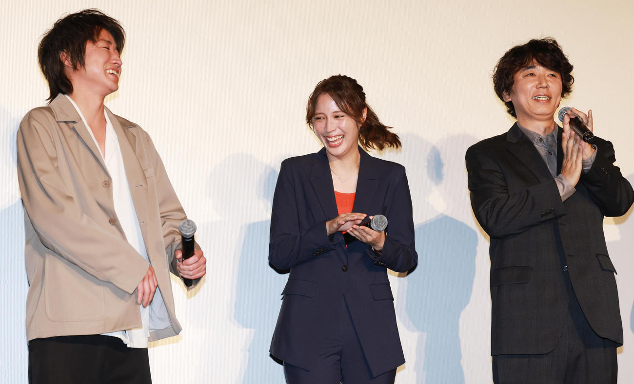 フジテレビ「全領域異常解決室」の完成披露舞台あいさつを行った、左から藤原竜也、広瀬アリス、ユースケ・サンタマリア（撮影・野上伸悟）