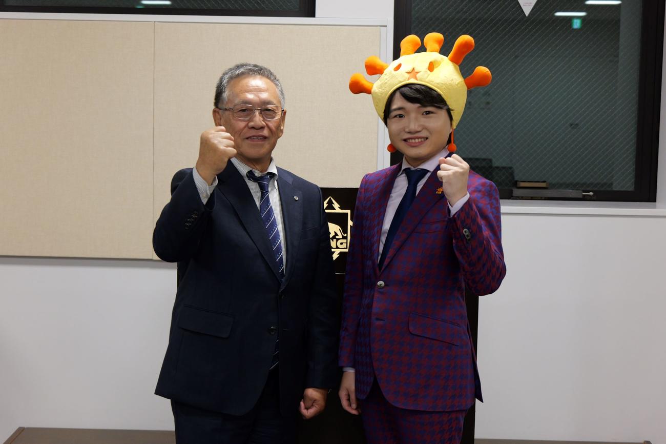 「奥尻島観光大使」の委嘱状を受け取った小山雄大（右）と奥尻町の新村卓実町長