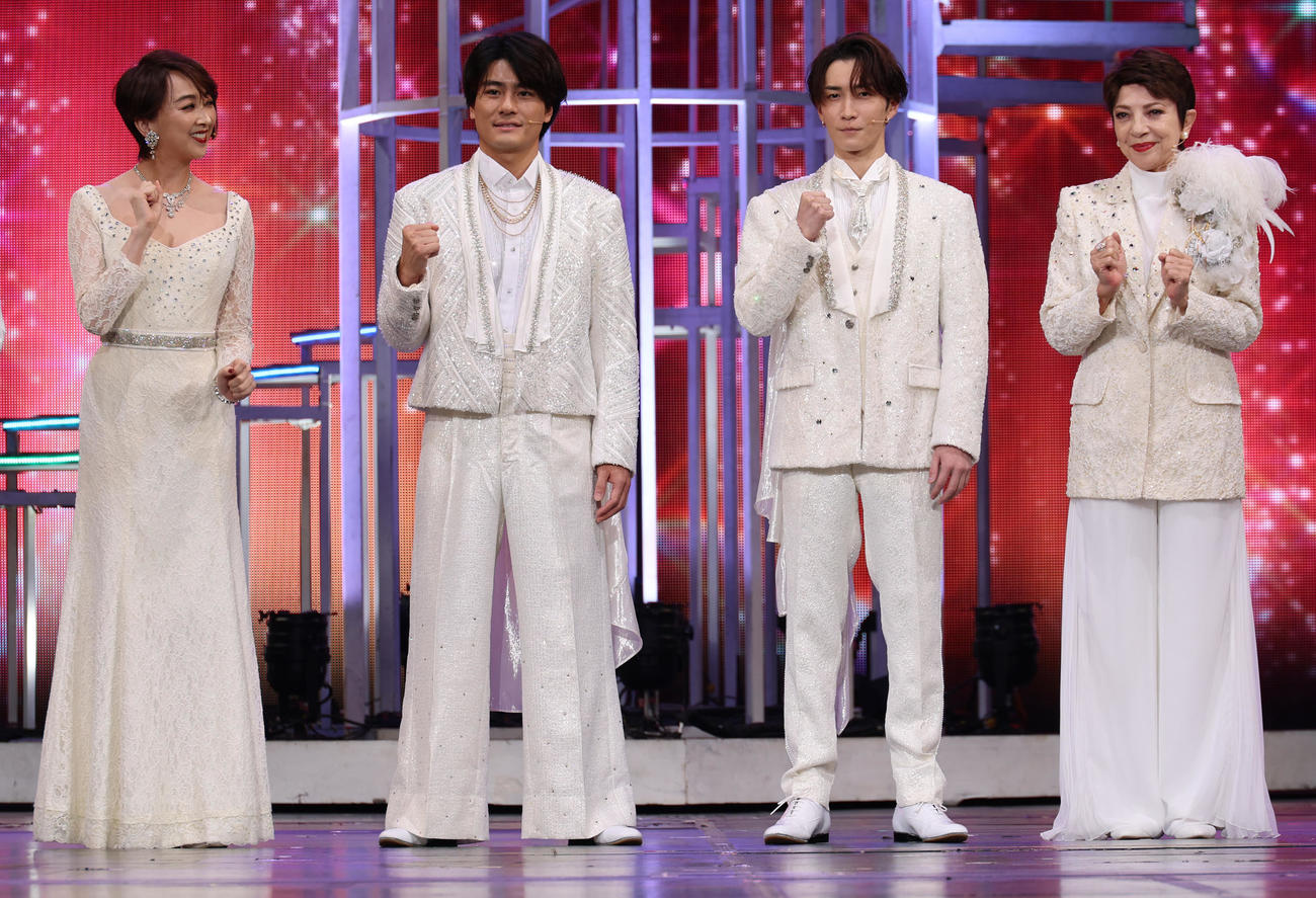 舞台「DREAM BOYS」開幕記念舞台あいさつを行った、左から紫吹淳、森本慎太郎、渡辺翔太、鳳蘭（撮影・中島郁夫）