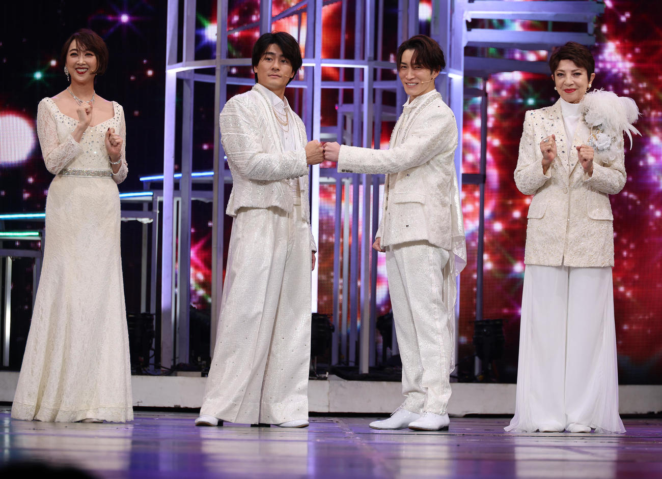 舞台「DREAM BOYS」開幕記念舞台あいさつを行った、左から紫吹淳、森本慎太郎、渡辺翔太、鳳蘭（撮影・中島郁夫）