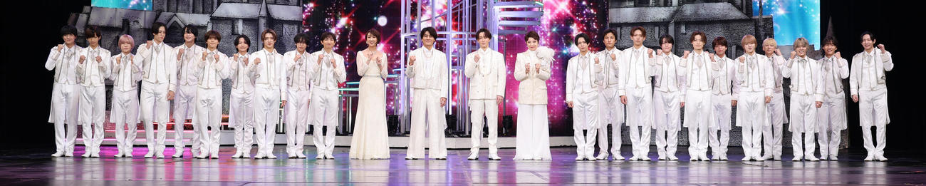 舞台「DREAM BOYS」開幕記念舞台あいさつを行った、森本慎太郎、渡辺翔太ら