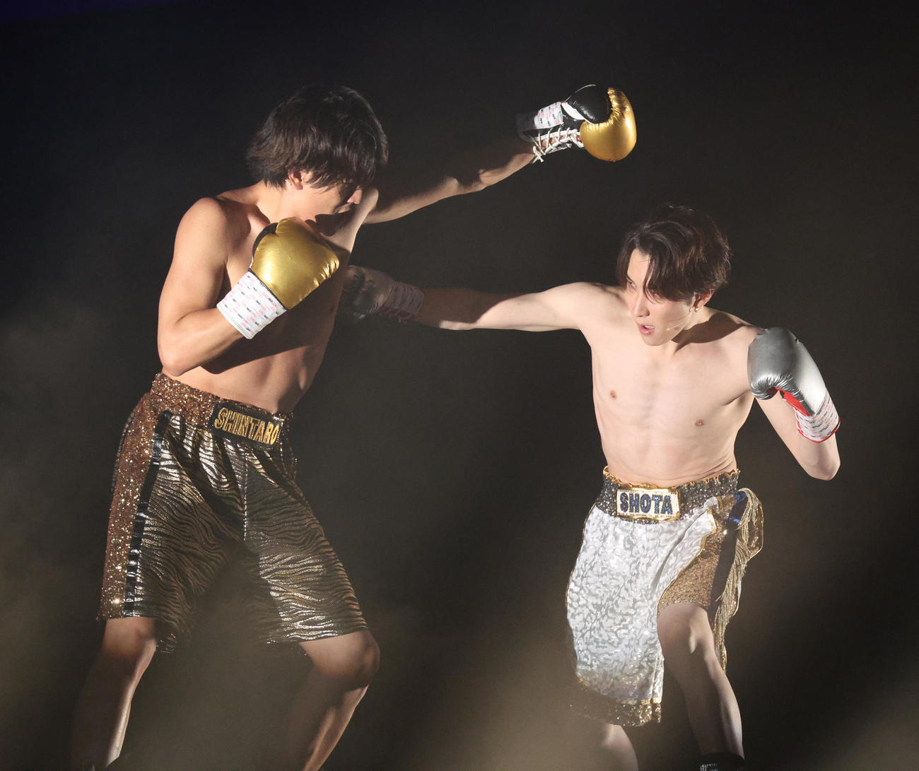 舞台「DREAM BOYS」で迫力あるボクシングシーンを演じる森本慎太郎（左）と渡辺翔太（撮影・中島郁夫）