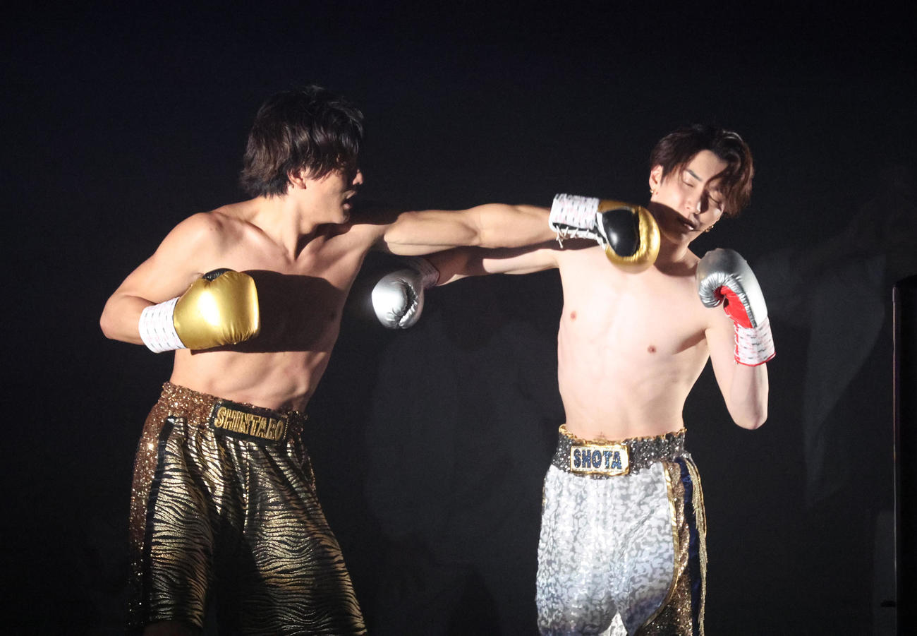 舞台「DREAM BOYS」で迫力あるボクシングシーンを演じる森本慎太郎（左）と渡辺翔太（撮影・中島郁夫）
