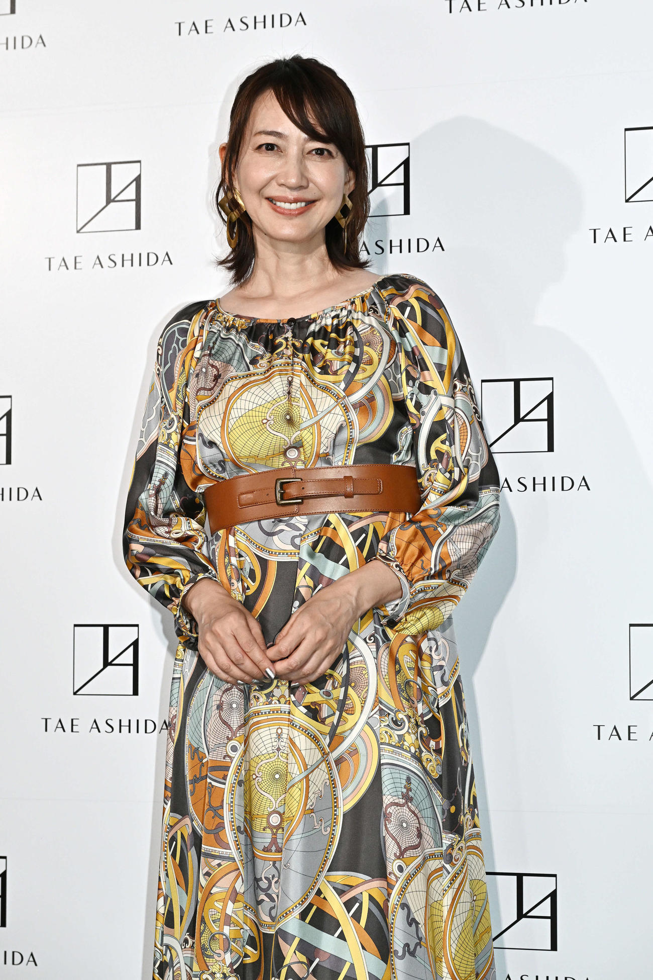 TAE ASHIDA SPRING SUMMER COLLECTION 2025の鑑賞を終え記念撮影する森口瑶子（撮影・滝沢徹郎）