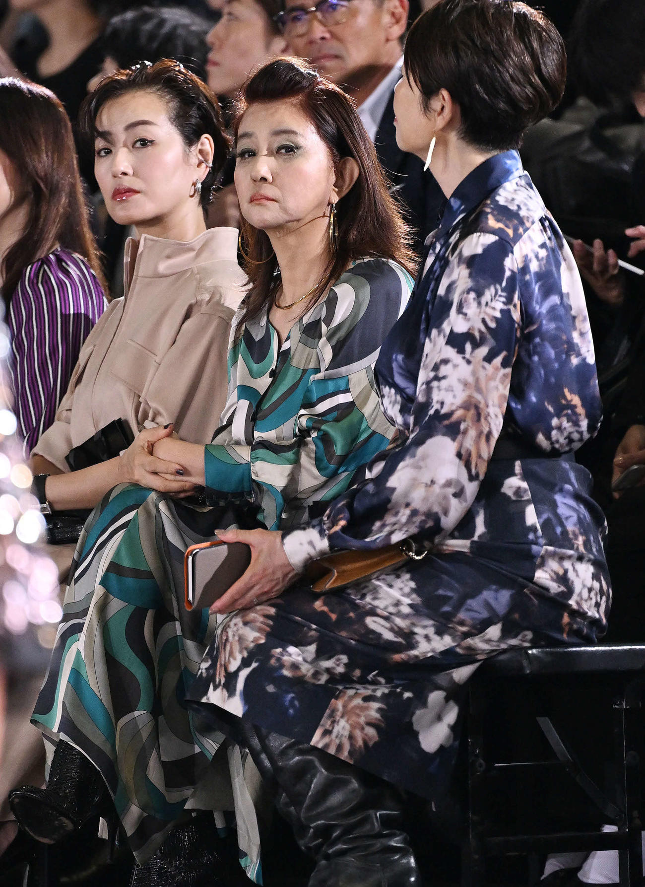 TAE ASHIDA SPRING SUMMER COLLECTION 2025を鑑賞する秋吉久美子（中央）ら（撮影・滝沢徹郎）