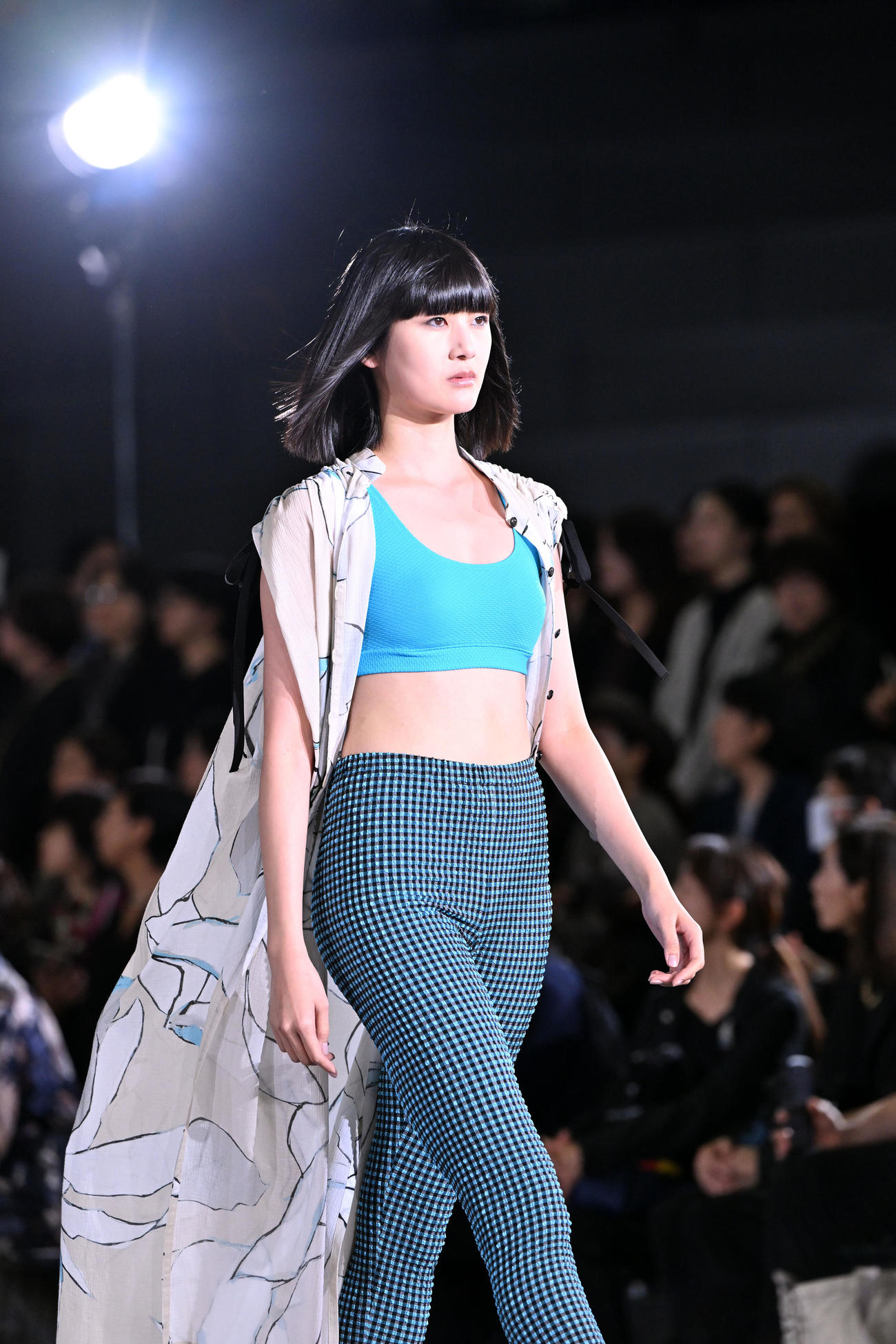 TAE ASHIDA SPRING SUMMER COLLECTION 2025でランウエーを歩く稲垣貴子（撮影・滝沢徹郎）