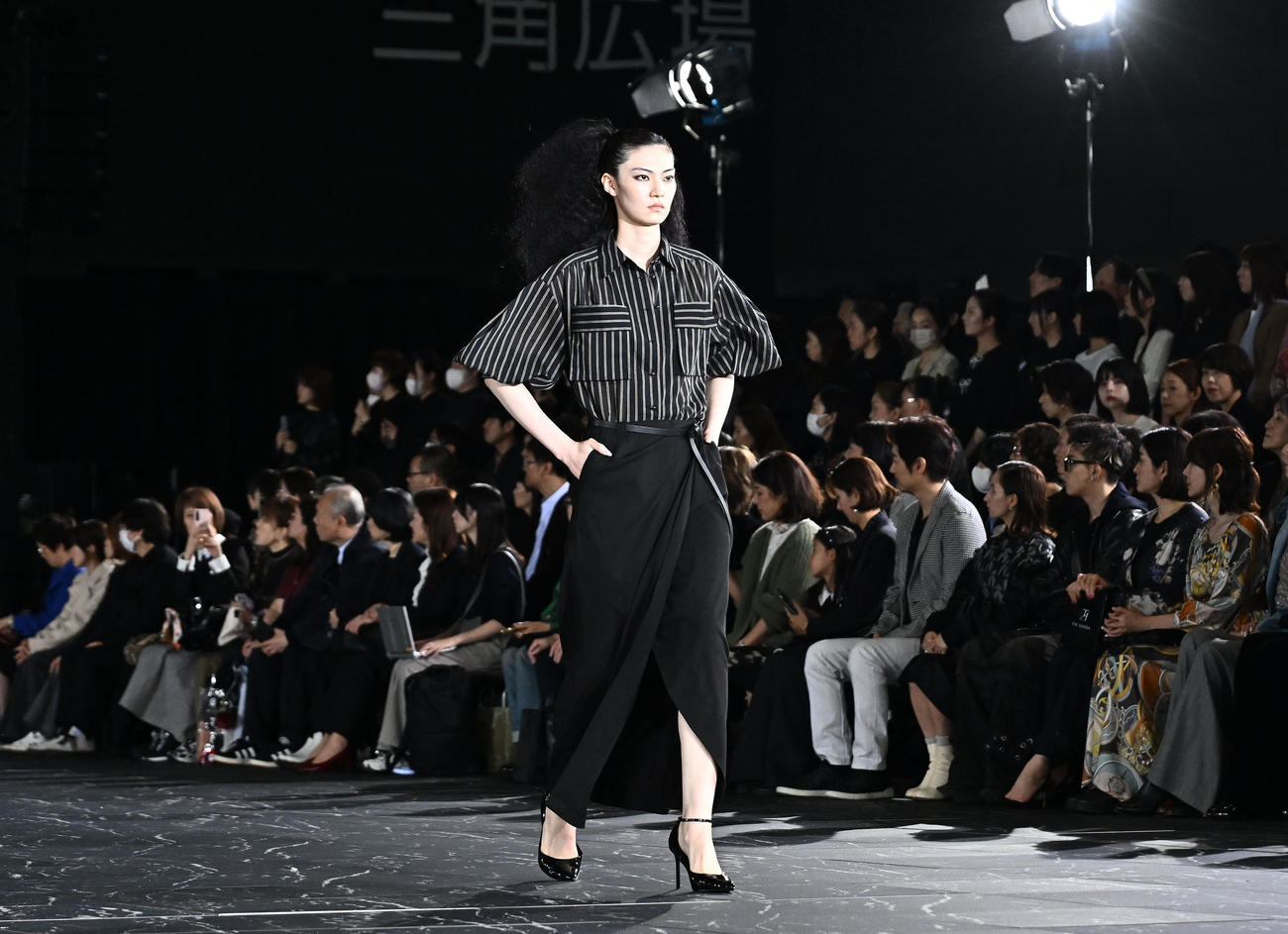 TAE ASHIDA SPRING SUMMER COLLECTION 2025でランウエーを歩く江原美希（撮影・滝沢徹郎）