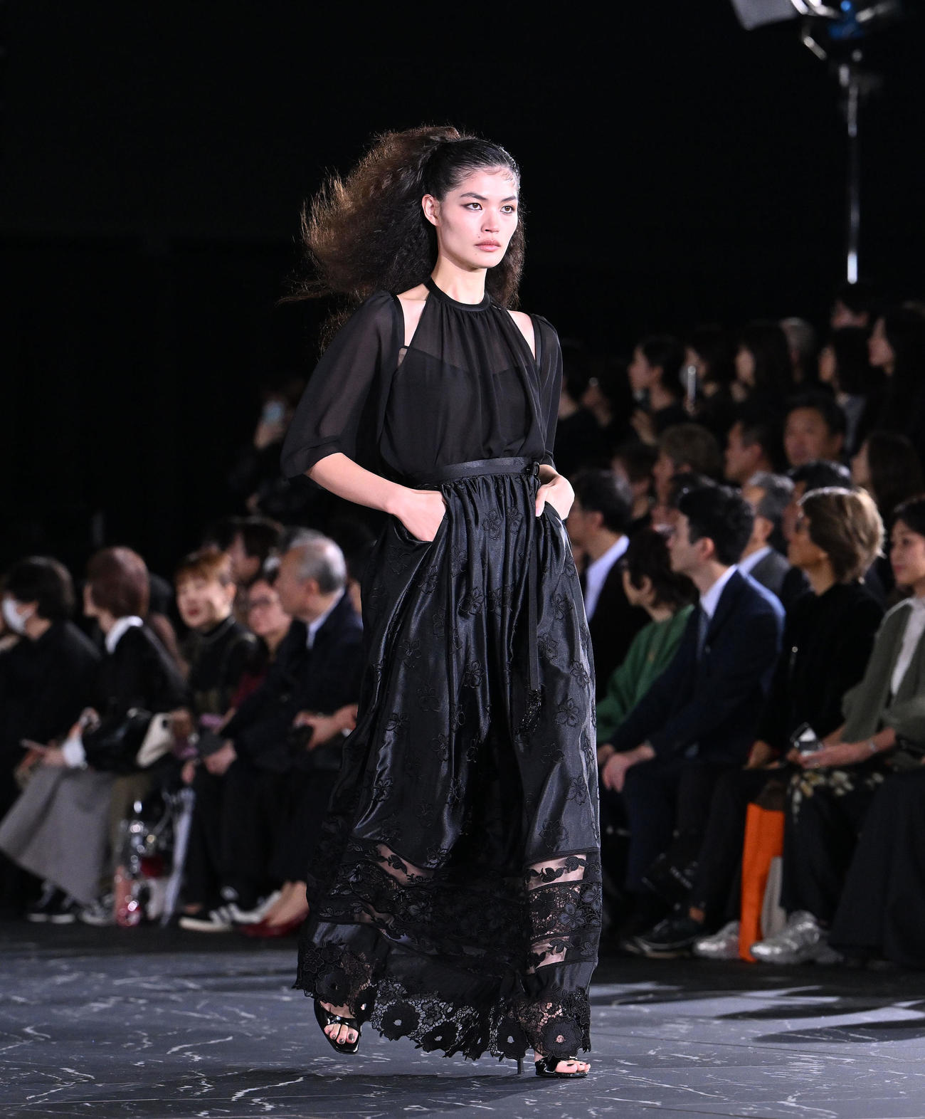 TAE ASHIDA SPRING SUMMER COLLECTION 2025でランウエーを歩く福士リナ（撮影・滝沢徹郎）