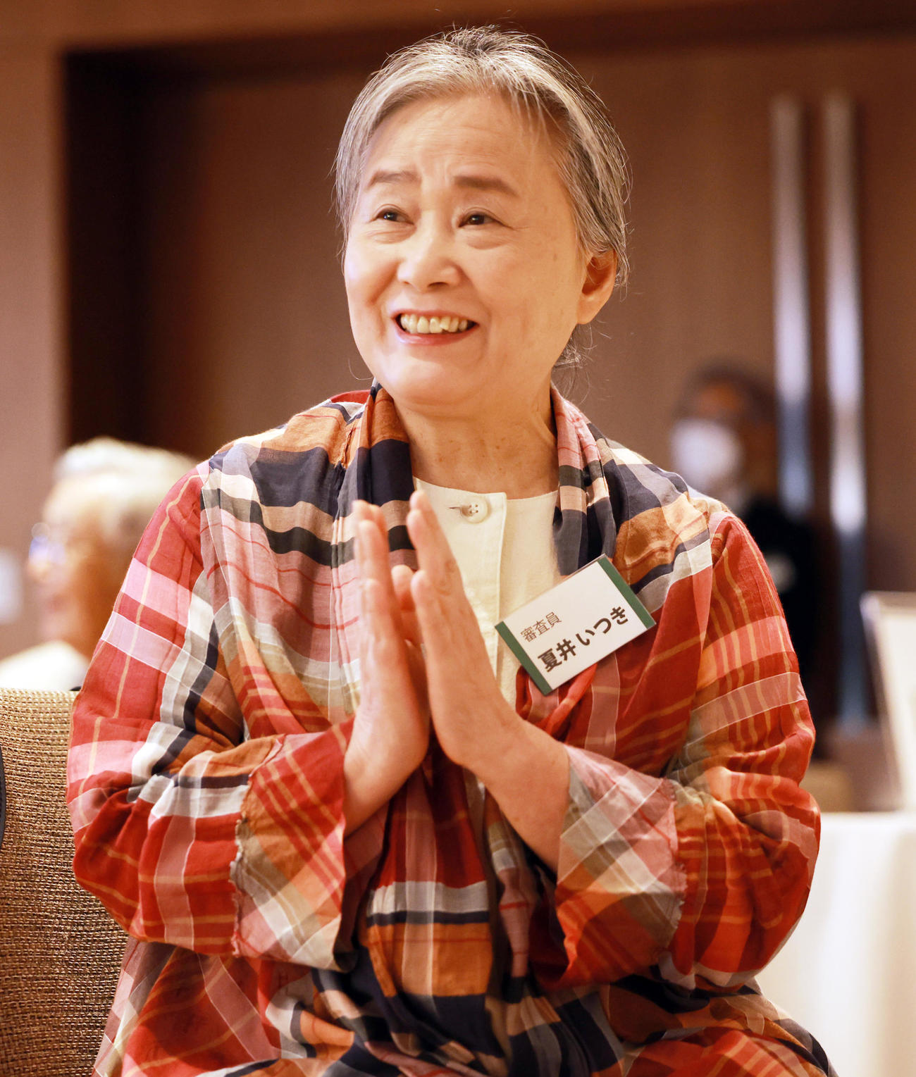 「伊藤園お～い「伊藤園お～いお茶新俳句大賞」表彰式で、受賞者に拍手を送る審査員の夏井いつき氏（撮影・野上伸悟）