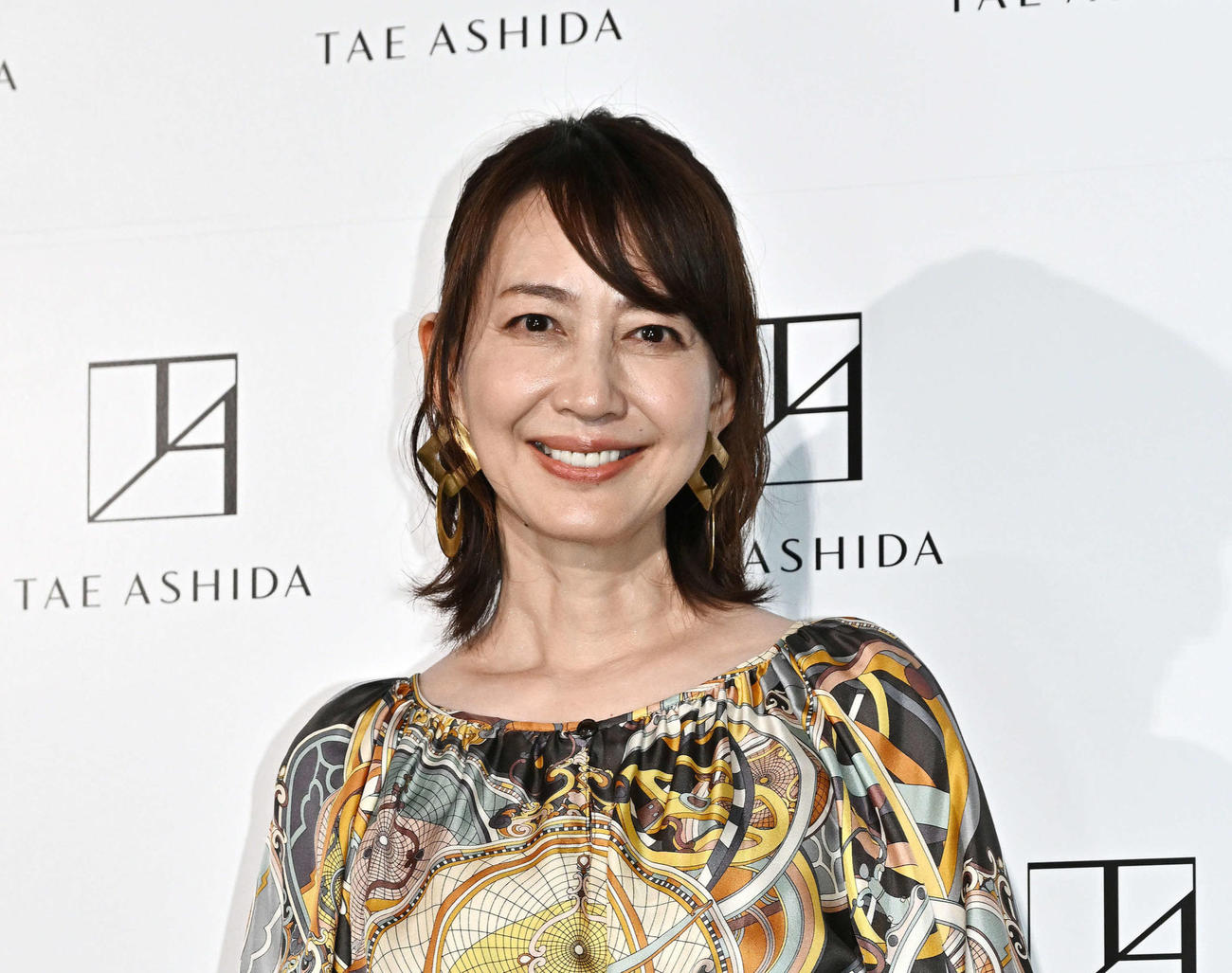 TAE ASHIDA SPRING SUMMER COLLECTION 2025の鑑賞を終え記念撮影する森口瑶子（撮影・滝沢徹郎）