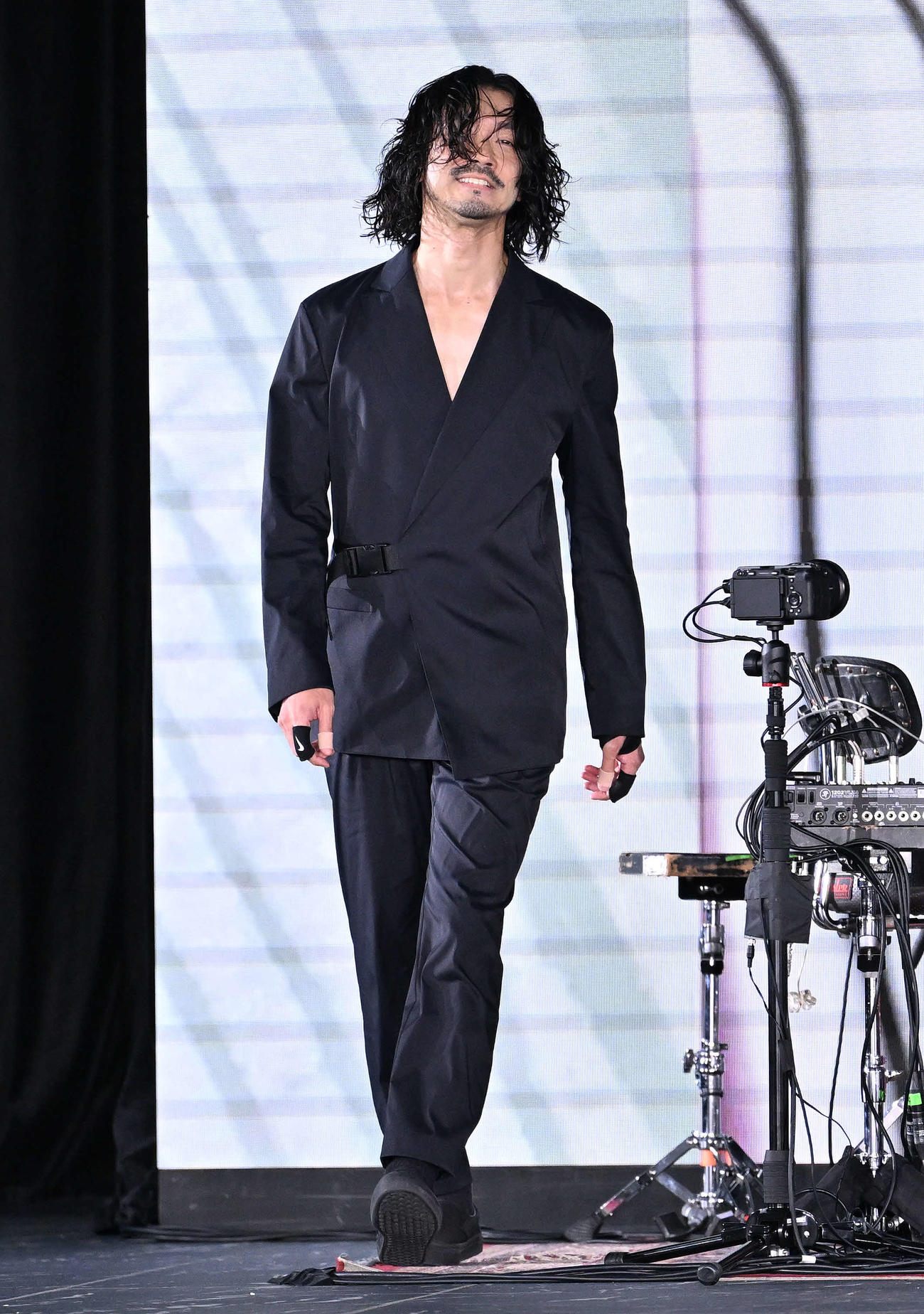 TAE ASHIDA SPRING SUMMER COLLECTION 2025でドラム演奏をした金子ノブアキ（撮影・滝沢徹郎）
