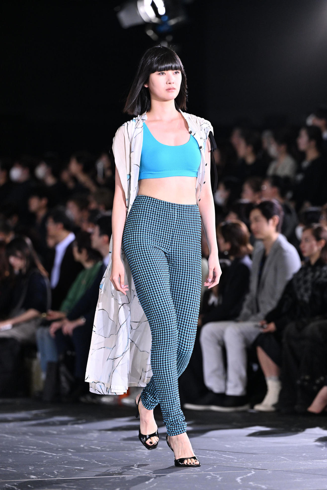 TAE ASHIDA SPRING SUMMER COLLECTION 2025でランウエーを歩く稲垣貴子（撮影・滝沢徹郎）