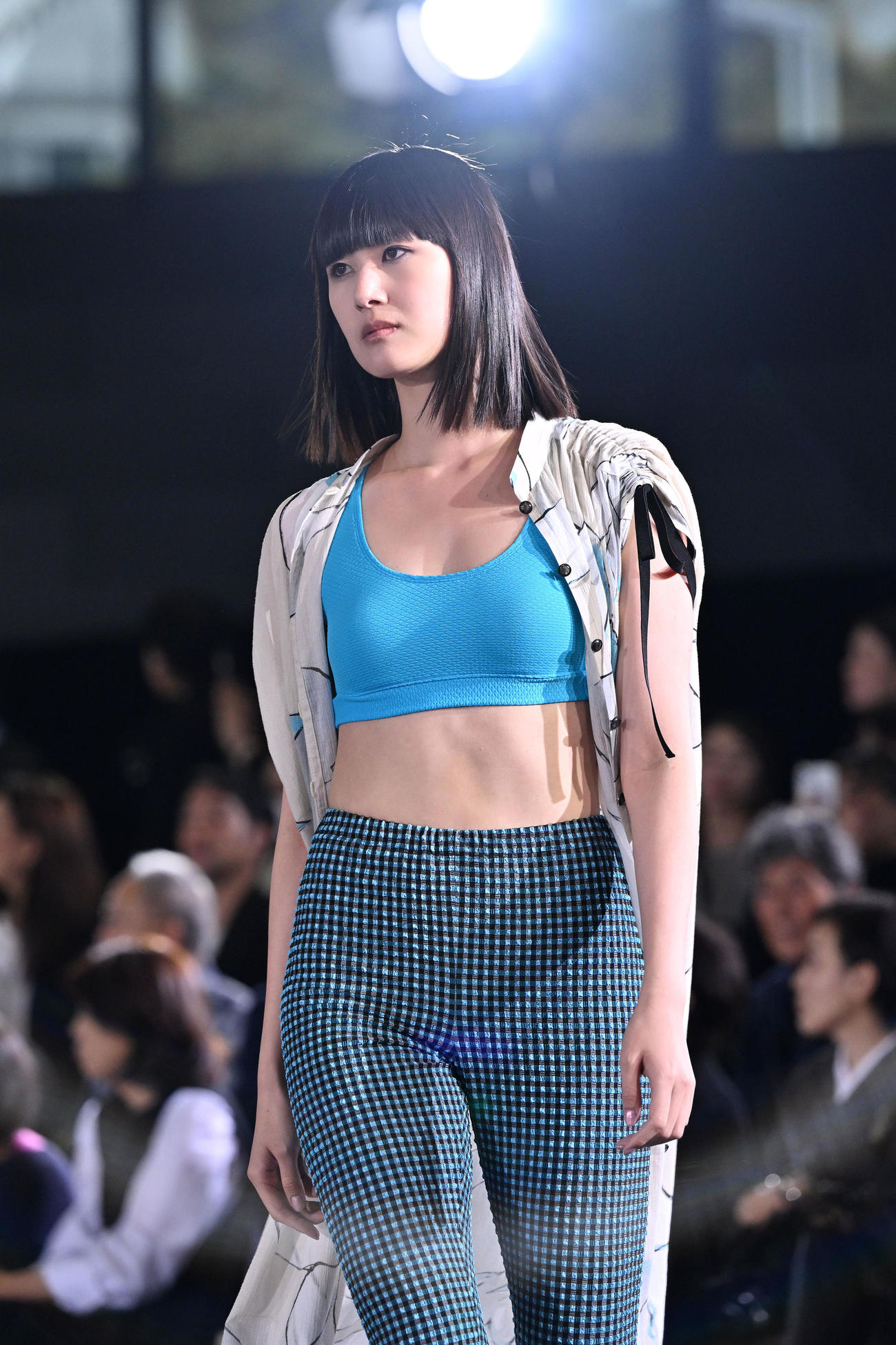 TAE ASHIDA SPRING SUMMER COLLECTION 2025でランウエーを歩く稲垣貴子（撮影・滝沢徹郎）