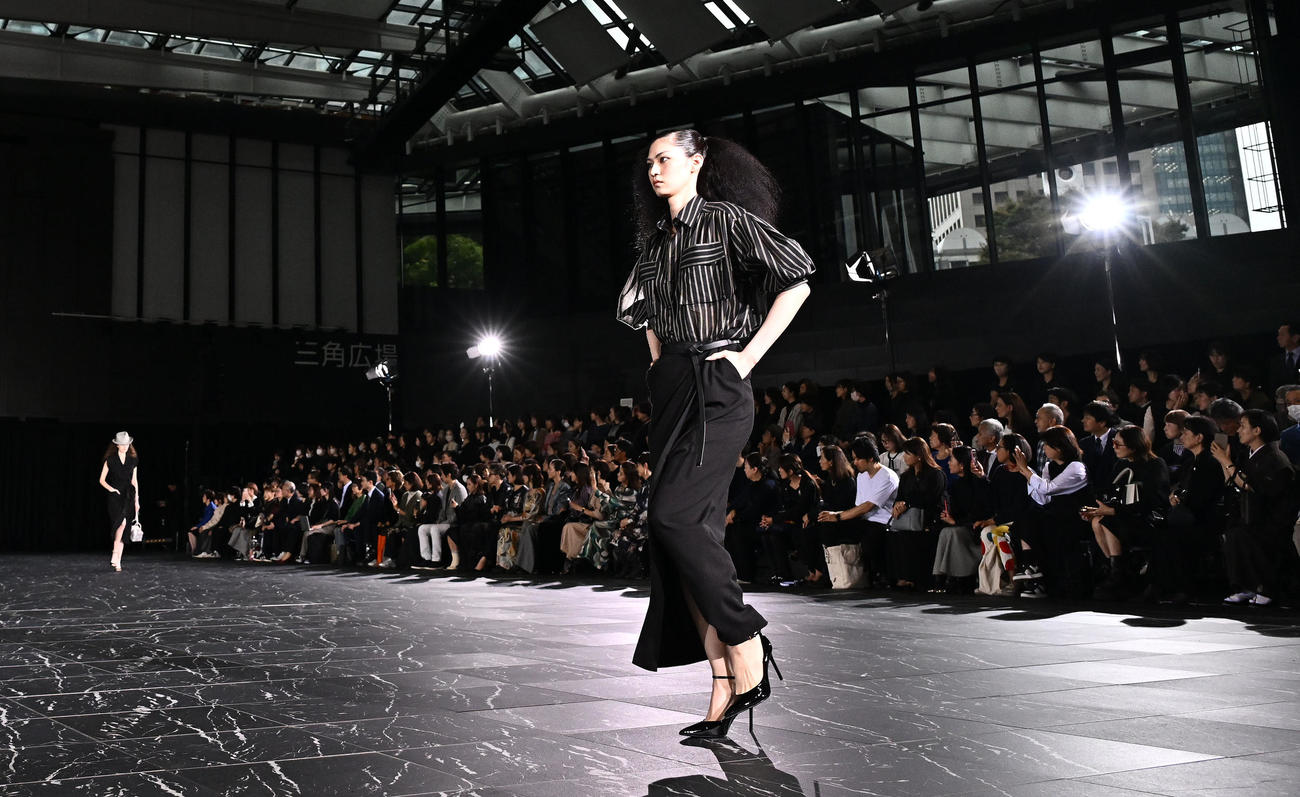 TAE ASHIDA SPRING SUMMER COLLECTION 2025でランウエーを歩く江原美希（撮影・滝沢徹郎）