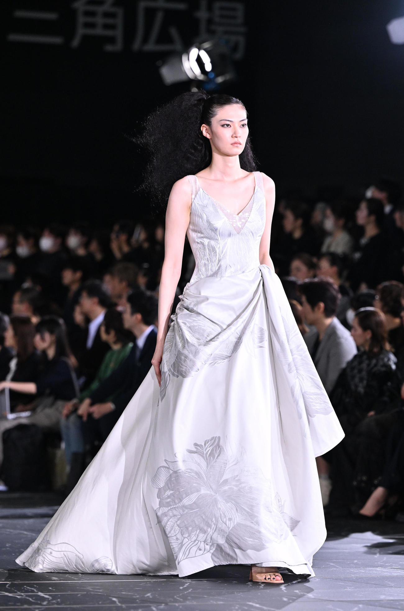 TAE ASHIDA SPRING SUMMER COLLECTION 2025でランウエーを歩く江原美希（撮影・滝沢徹郎）