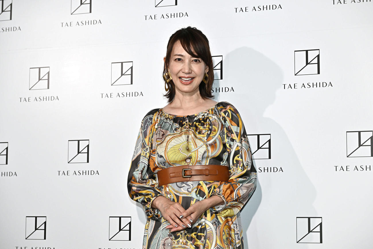 TAE ASHIDA SPRING SUMMER COLLECTION 2025の鑑賞を終え記念撮影する森口瑶子（撮影・滝沢徹郎）