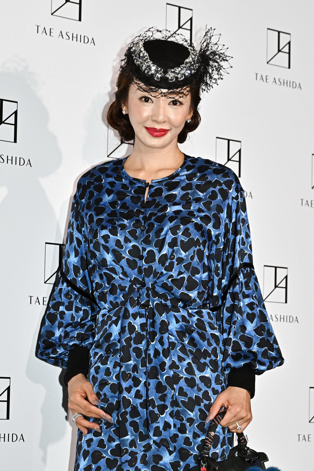 TAE ASHIDA SPRING SUMMER COLLECTION 2025の鑑賞を終え記念撮影する神田うの（撮影・滝沢徹郎）