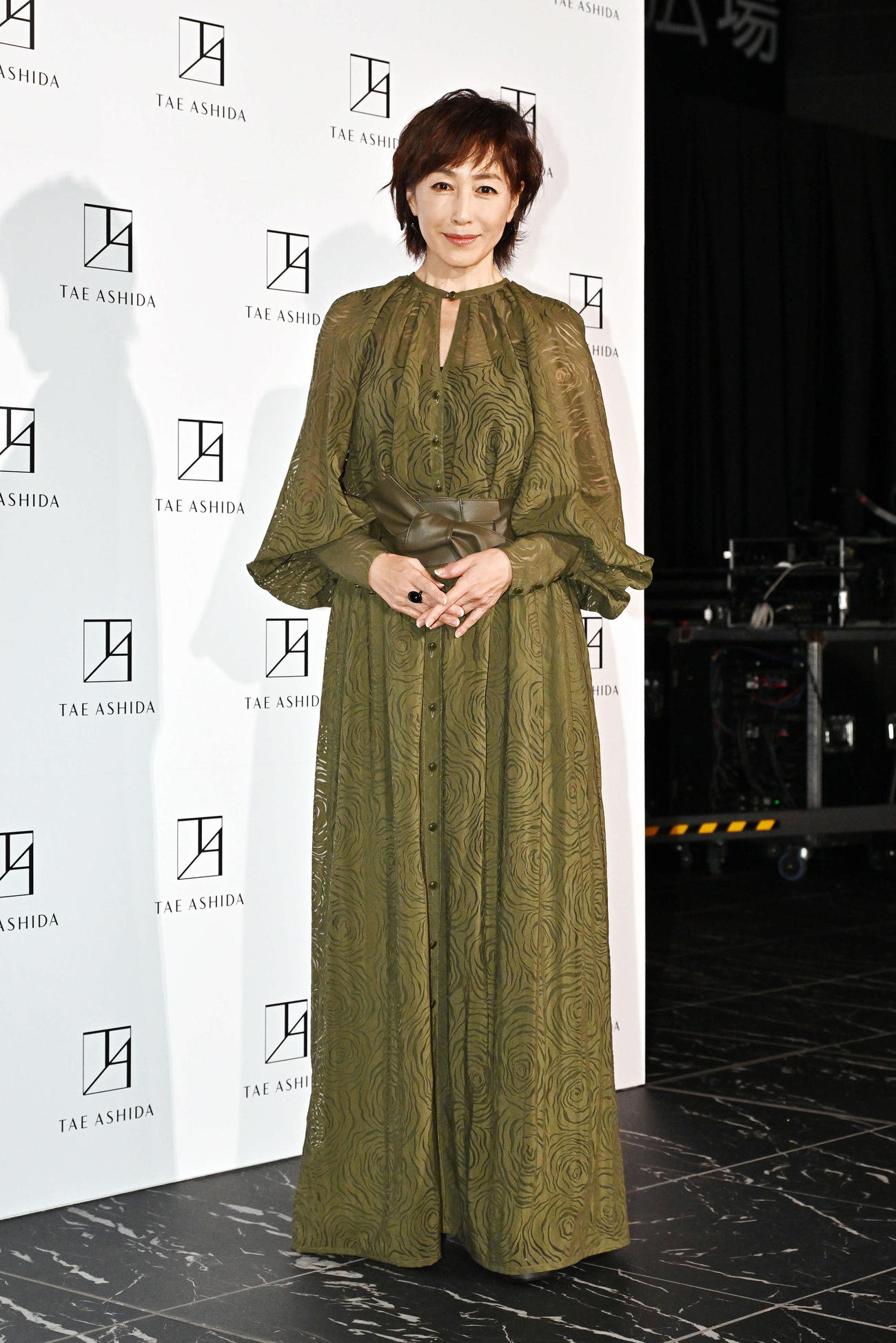 TAE ASHIDA SPRING SUMMER COLLECTION 2025の鑑賞を終え記念撮影する高島礼子（撮影・滝沢徹郎）
