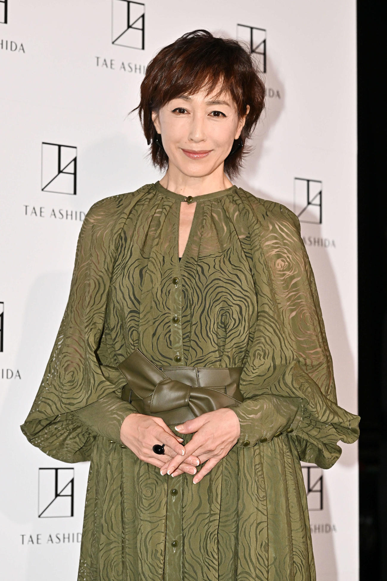 TAE ASHIDA SPRING SUMMER COLLECTION 2025の鑑賞を終え記念撮影する高島礼子（撮影・滝沢徹郎）