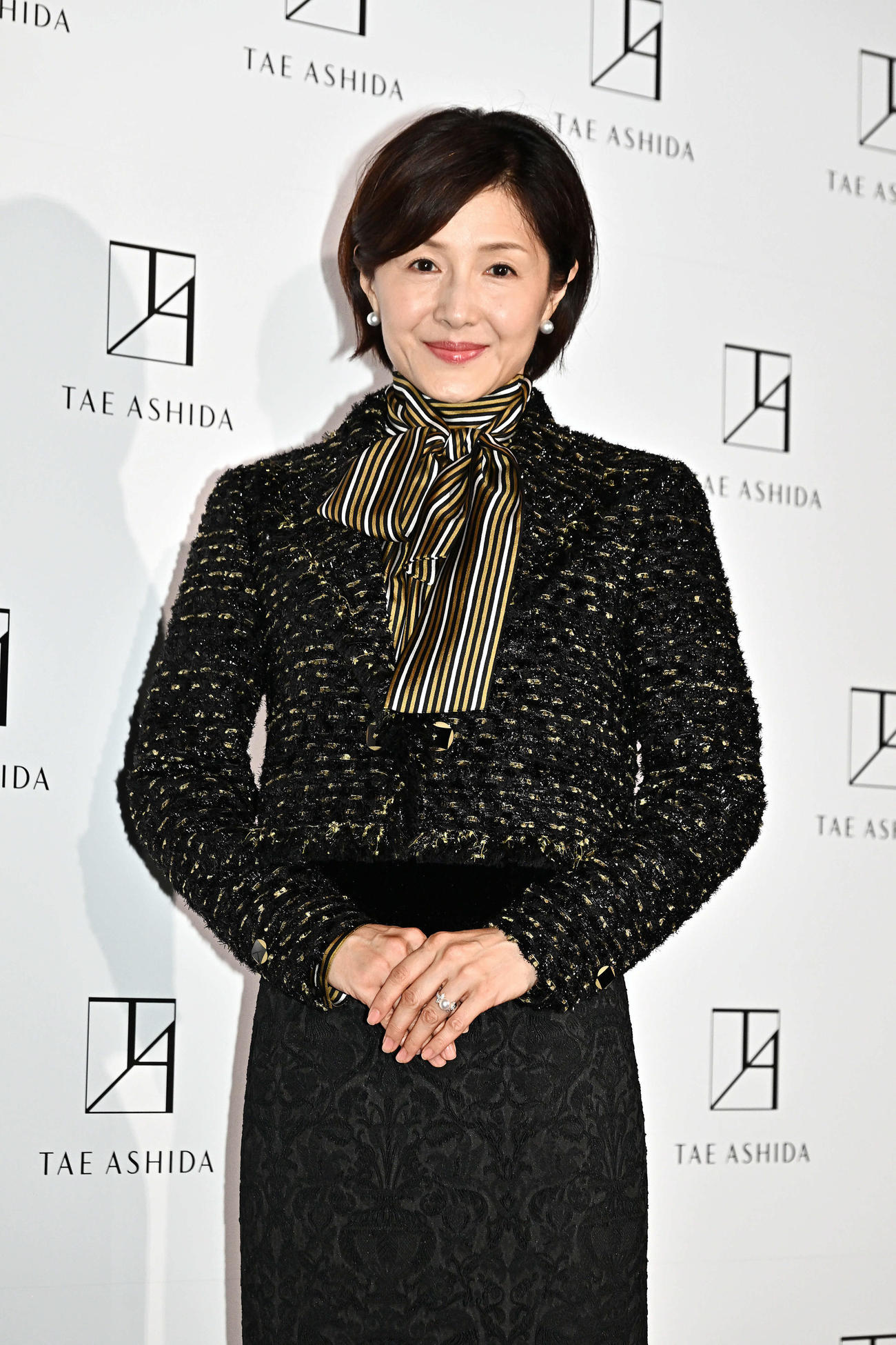 TAE ASHIDA SPRING SUMMER COLLECTION 2025の鑑賞を終え記念撮影する水野真紀（撮影・滝沢徹郎）