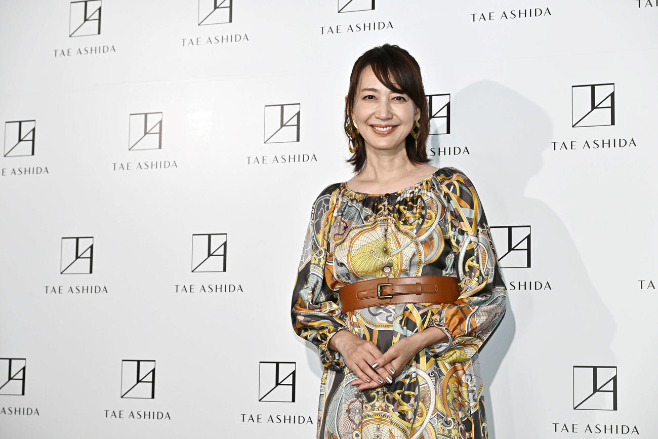 TAE ASHIDA SPRING SUMMER COLLECTION 2025の鑑賞を終え記念撮影する森口瑶子（撮影・滝沢徹郎）