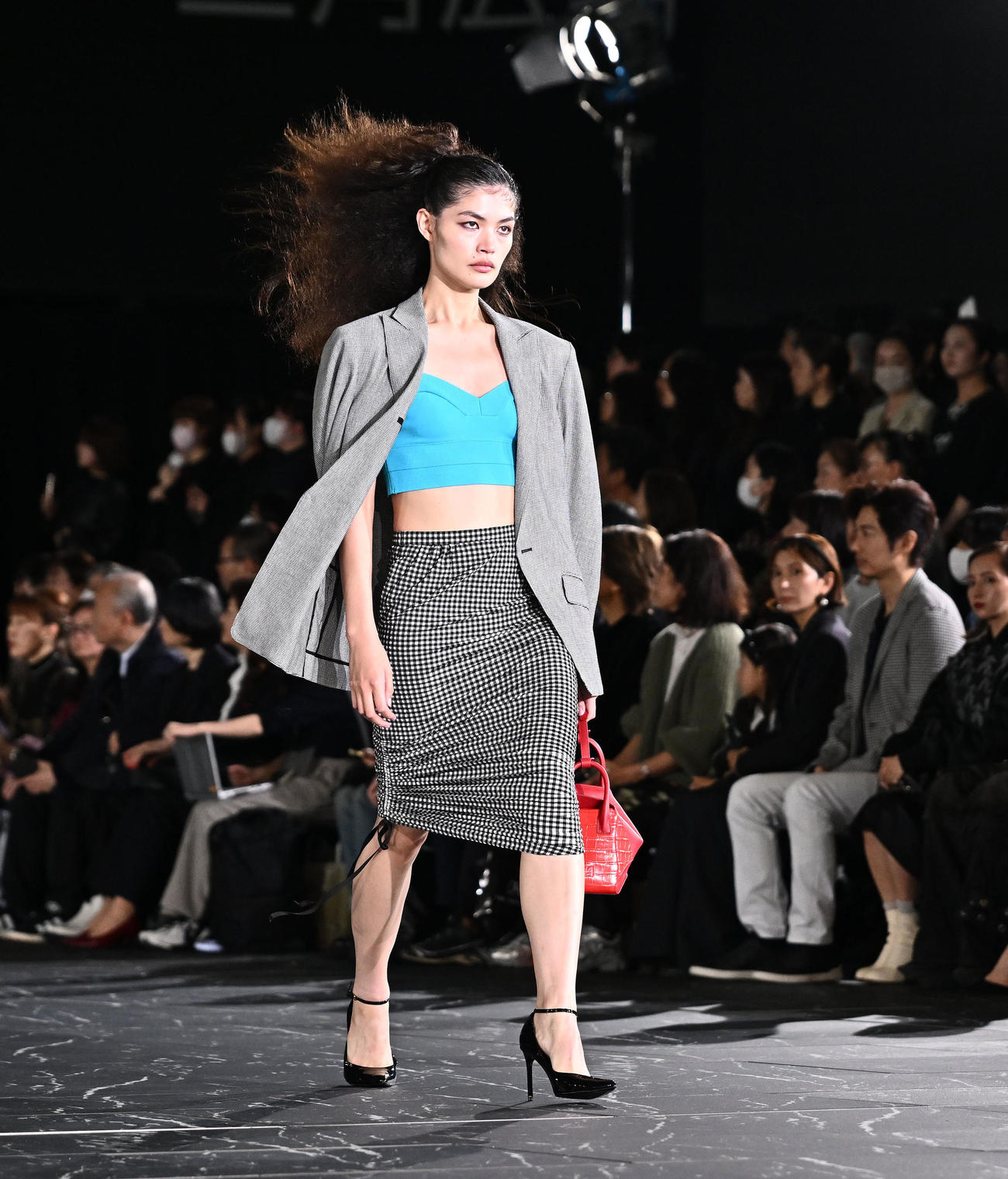 TAE ASHIDA SPRING SUMMER COLLECTION 2025でランウエーを歩く福士リナ（撮影・滝沢徹郎）