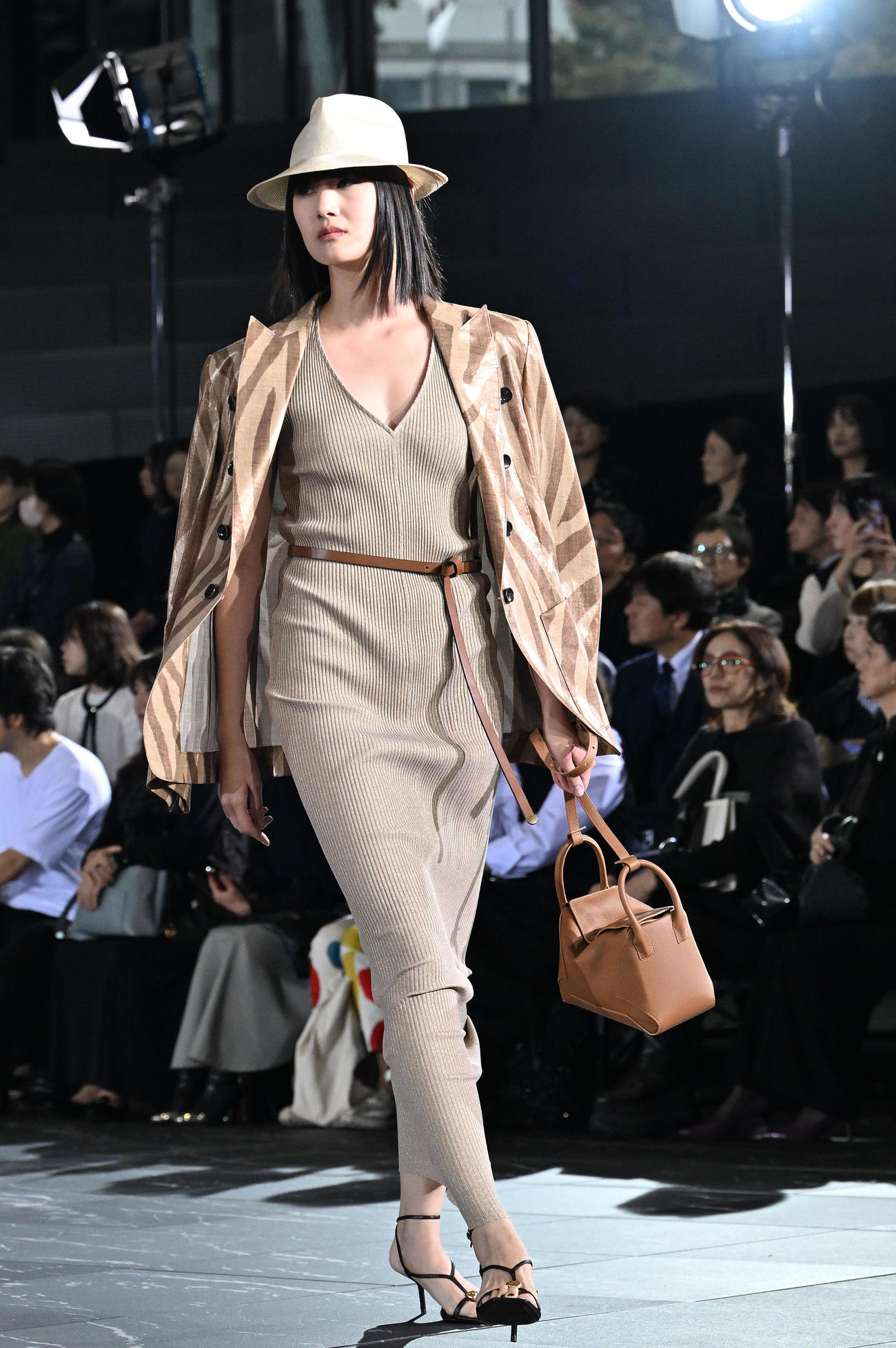 TAE ASHIDA SPRING SUMMER COLLECTION 2025でランウエーを歩く稲垣貴子（撮影・滝沢徹郎）