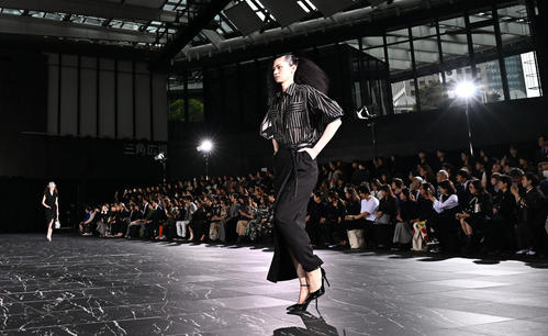 TAE ASHIDA SPRING SUMMER COLLECTION 2025でランウエーを歩く江原美希（撮影・滝沢徹郎）