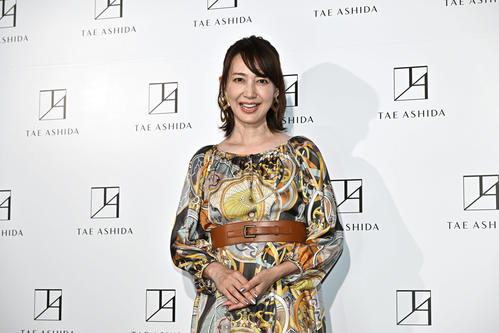 TAE ASHIDA SPRING SUMMER COLLECTION 2025の鑑賞を終え記念撮影する森口瑶子（撮影・滝沢徹郎）