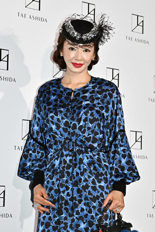 TAE ASHIDA SPRING SUMMER COLLECTION 2025の鑑賞を終え記念撮影する神田うの（撮影・滝沢徹郎）