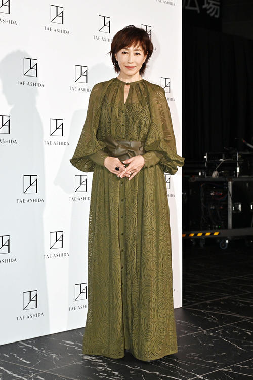 TAE ASHIDA SPRING SUMMER COLLECTION 2025の鑑賞を終え記念撮影する高島礼子（撮影・滝沢徹郎）