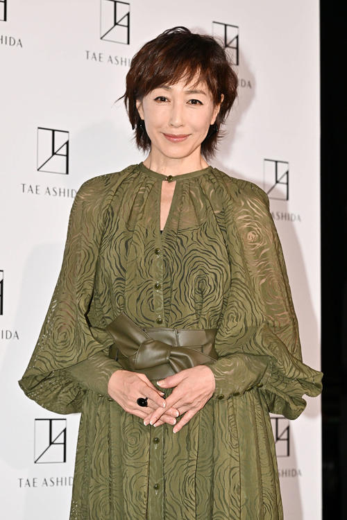 TAE ASHIDA SPRING SUMMER COLLECTION 2025の鑑賞を終え記念撮影する高島礼子（撮影・滝沢徹郎）