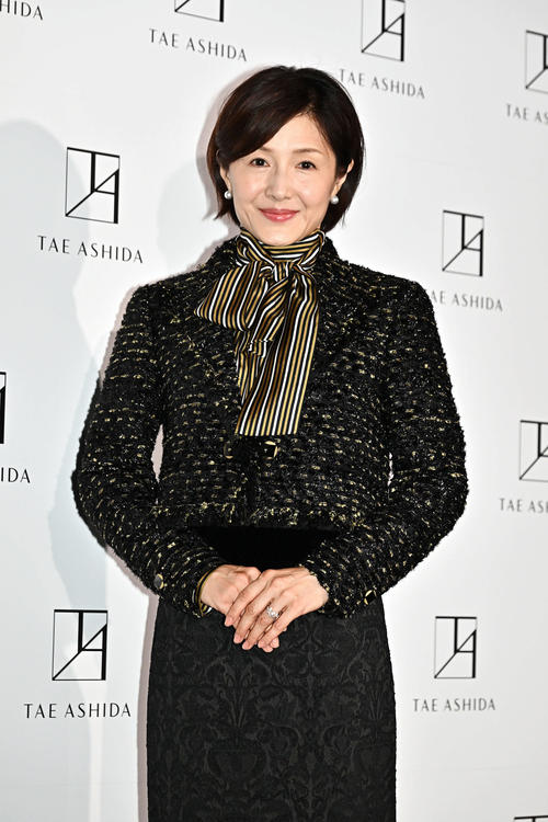 TAE ASHIDA SPRING SUMMER COLLECTION 2025の鑑賞を終え記念撮影する水野真紀（撮影・滝沢徹郎）