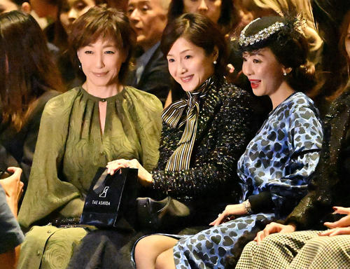 TAE ASHIDA SPRING SUMMER COLLECTION 2025に訪れた高島礼子（左）、水野真紀（中央）、神田うの（撮影・滝沢徹郎）