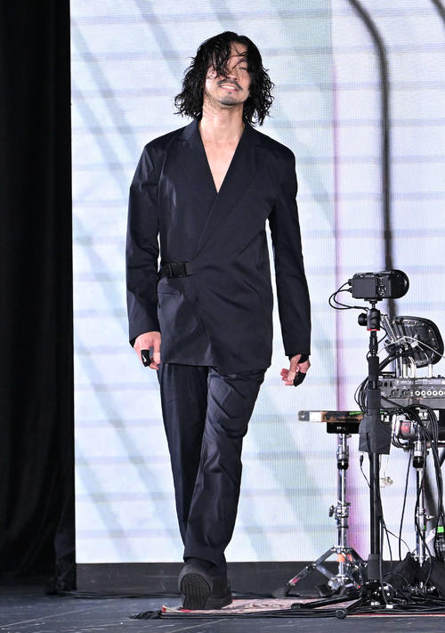 TAE ASHIDA SPRING SUMMER COLLECTION 2025でドラム演奏をした金子ノブアキ（撮影・滝沢徹郎）