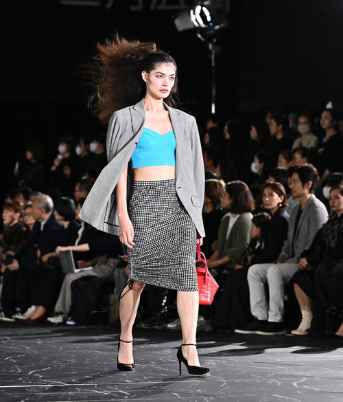 TAE ASHIDA SPRING SUMMER COLLECTION 2025でランウエーを歩く福士リナ（撮影・滝沢徹郎）