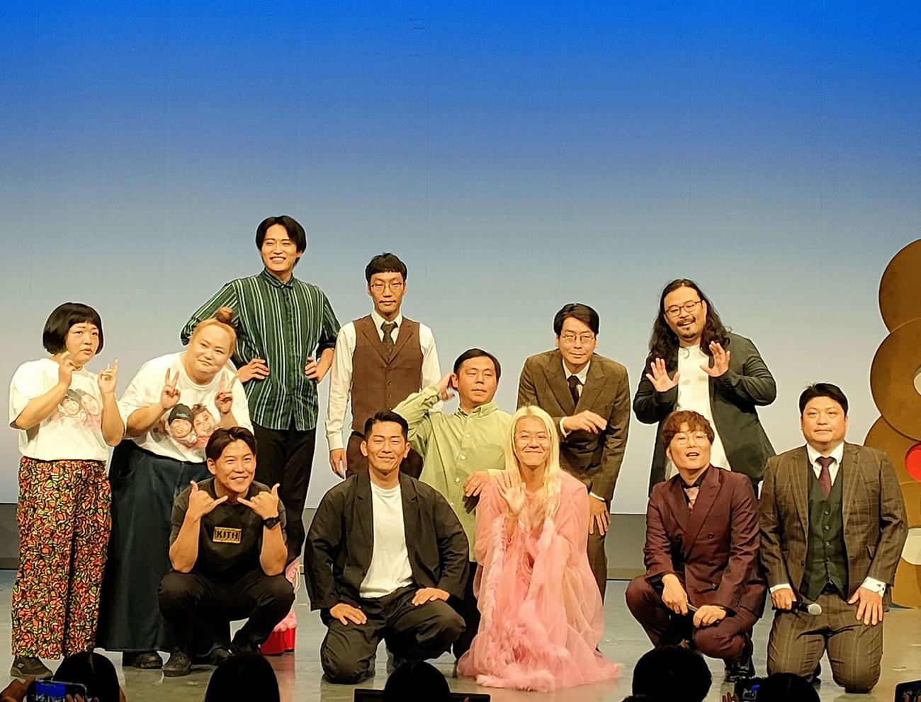 「幕張昼ネタライブ14時！」に出演したジャングルポケットのおたけ（前列左端）と太田博久（同2人目）
