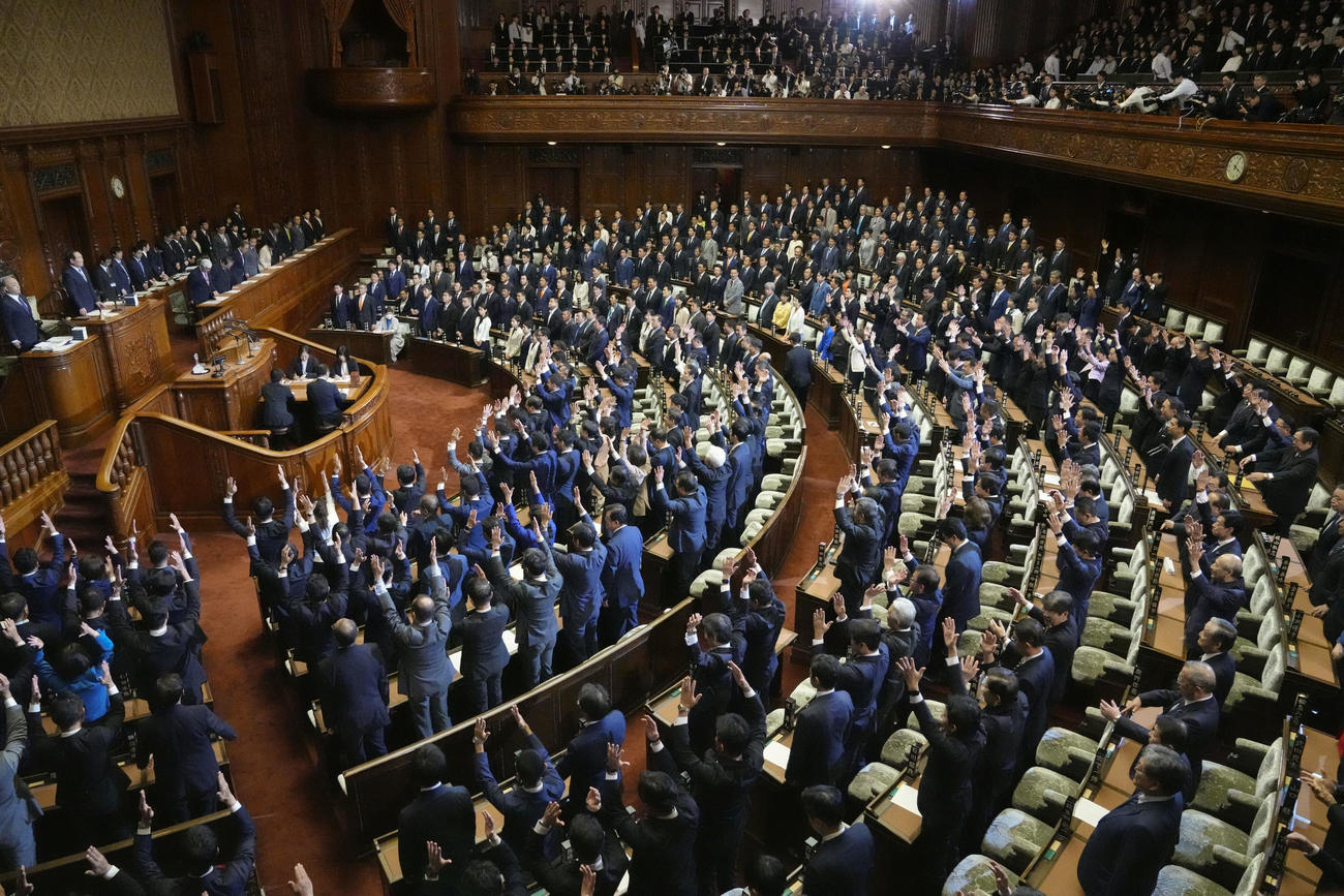10月9日、衆院が解散され万歳三唱する議員（共同）