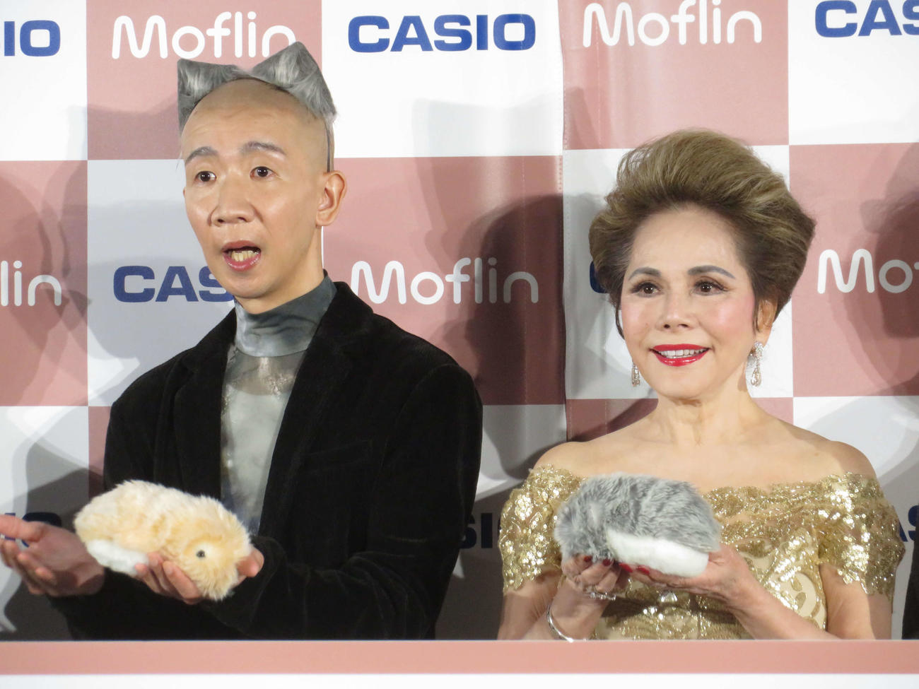 カシオ「Moflin（モフリン）」新製品発表会に出席したひょうろくとデヴィ夫人