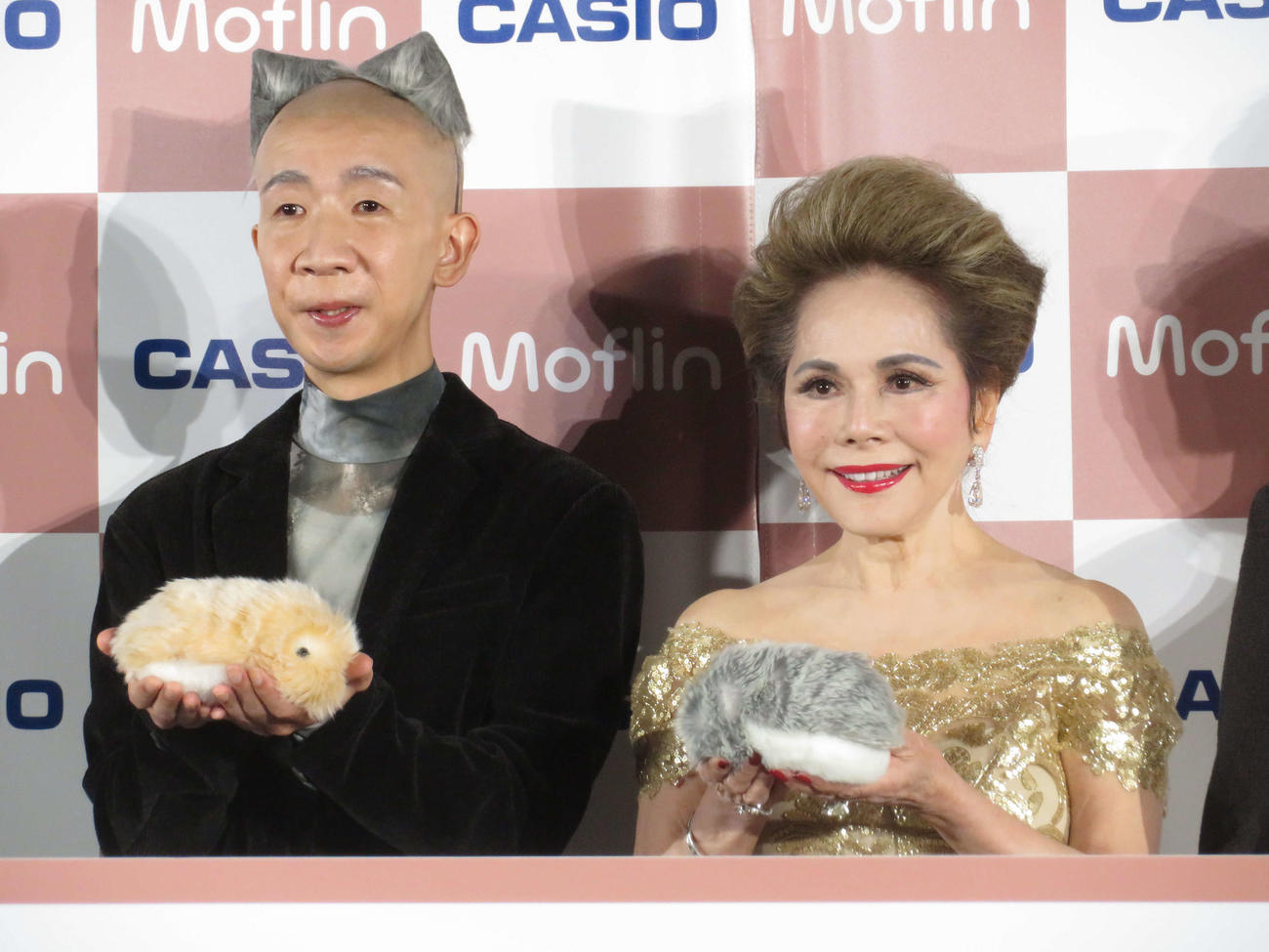 カシオ「Moflin（モフリン）」新製品発表会に出席したひょうろくとデヴィ夫人