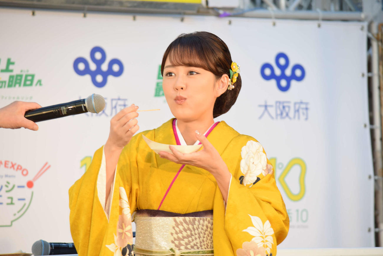 林裕人氏考案の「たこ焼かず」を頬張る丘みどり（撮影・阪口孝志）