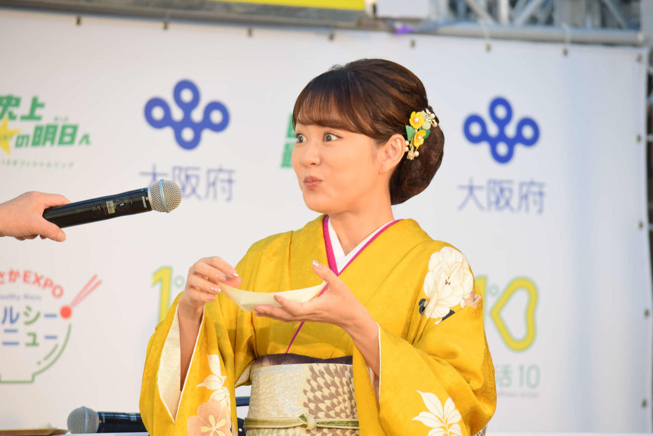 林裕人氏考案の「たこ焼かず」を頬張り、おいしさにビックリの丘みどり（撮影・阪口孝志）