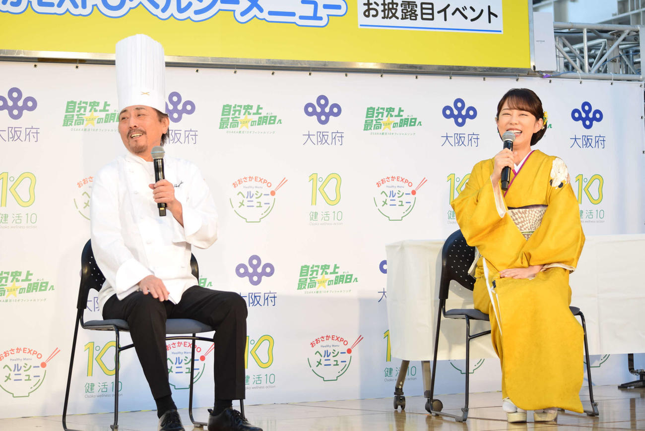林裕人氏（左）とトークショーに参加した丘みどり（撮影・阪口孝志）