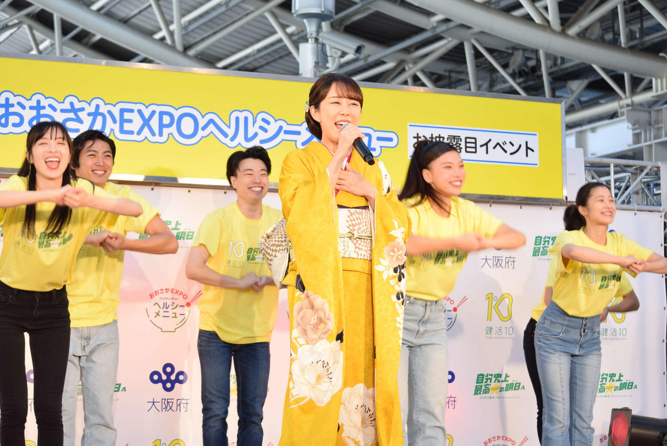 健活10ソング・ダンスを披露した丘みどり（撮影・阪口孝志）
