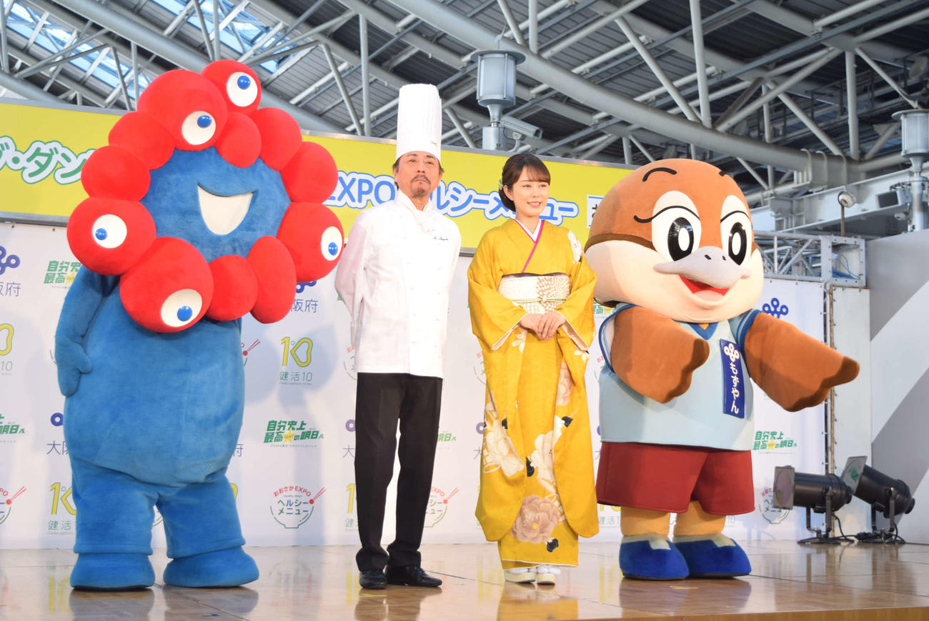 「健活10ソング・ダンス＆新おおさかEXPOヘルシーメニューお披露目イベント」に出席した（左から）ミャクミャク、林裕人氏、丘みどり、もずやん（撮影・阪口孝志）